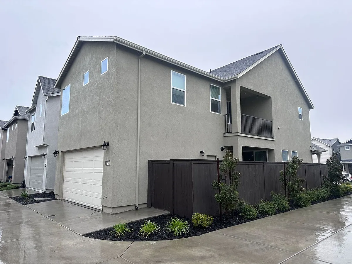 Building Photo - 2758 N Cove Dr
