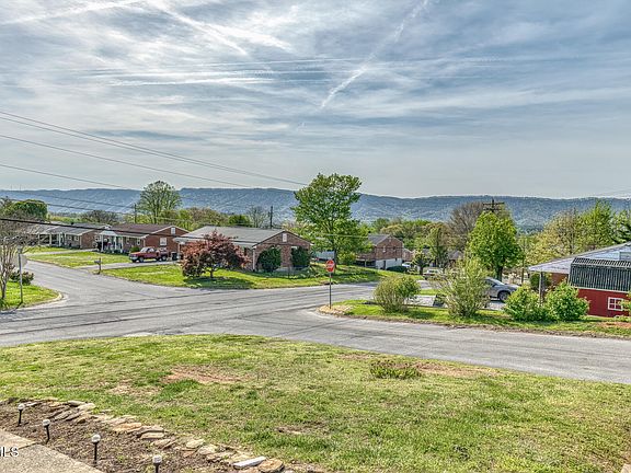 3rd image of 1069 Jessie Ln