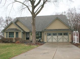 6800 Mill Pond Dr, Urbandale, IA 50322