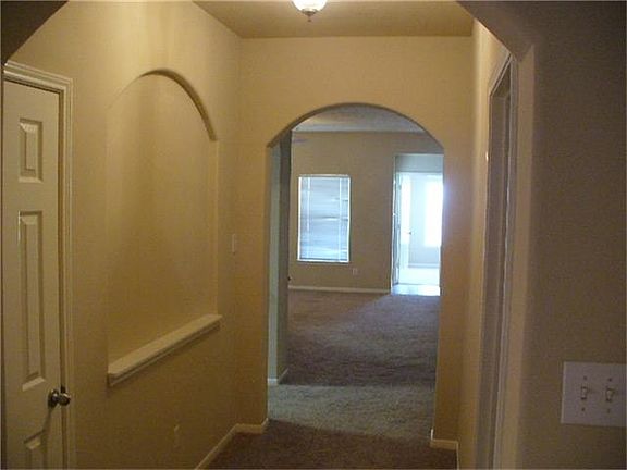 18 foot foyer entrance with art niche