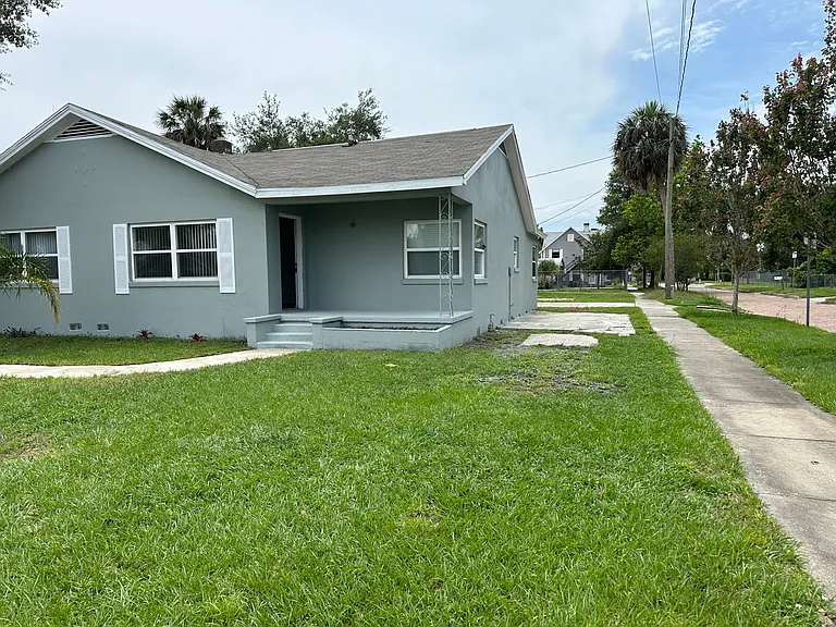 526 Sumner St — Photo 2