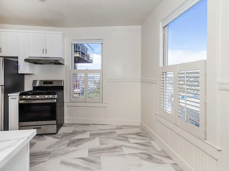 Top Floor 1br. Remodeled! W/D In-Unit! Dishwasher! — Photo 1