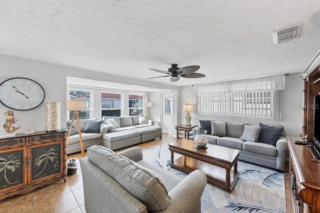 2 bed, 1.0 bath, 941 sqft, $7,500 — Photo 2