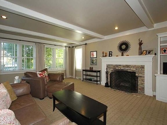5th image of 520 W Kenilworth Cir