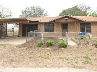 105 S Sayers, Devine, TX 78016
