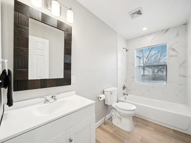 625 E Xyler St — Photo 3