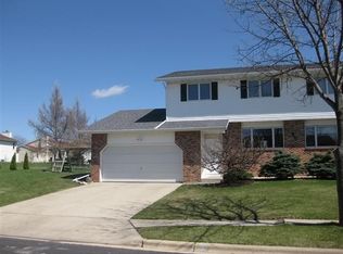 800B Cresthaven Dr, Cottage Grove, WI 53527