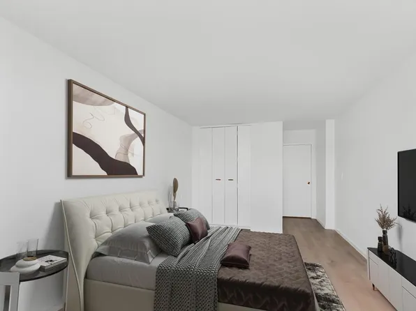 555 Kappock Street image 2 of 16