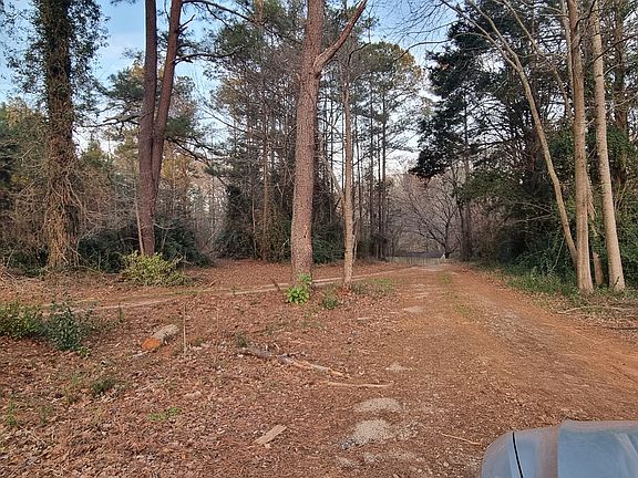 5th image of 1054 Roscoe Rd