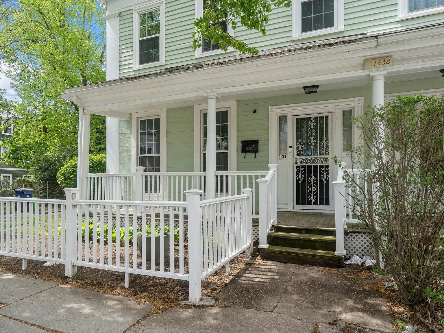 4 bed, 2.5 bath, 2216 sqft, $4,000 — Photo 2