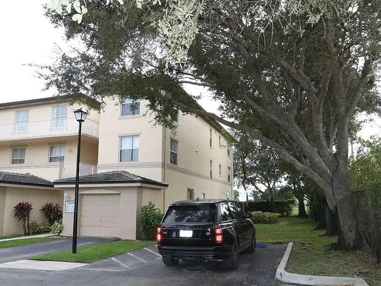 2100 Greenview Shores Blvd #508 — Photo 5
