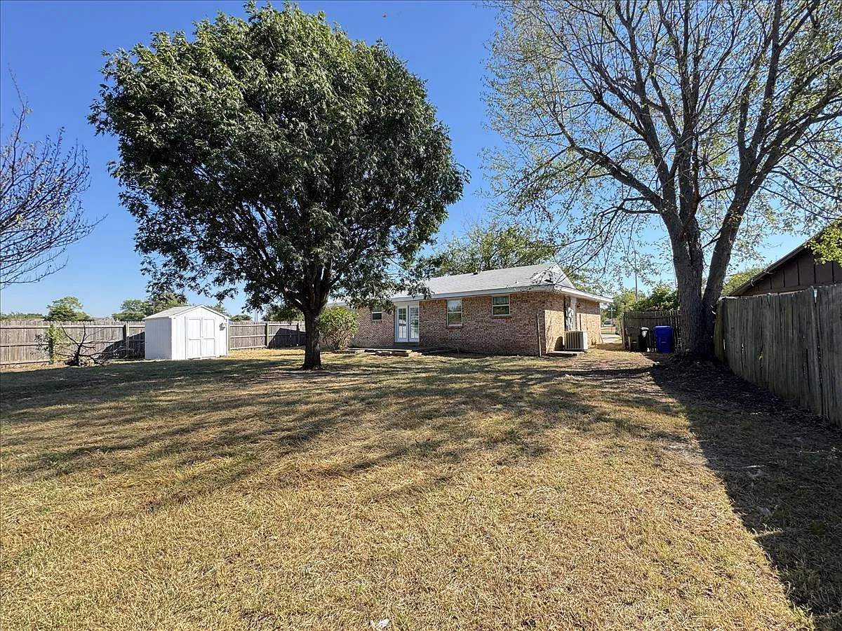3 bed, 2.0 bath, 1500 sqft, $1,695 — Photo 3