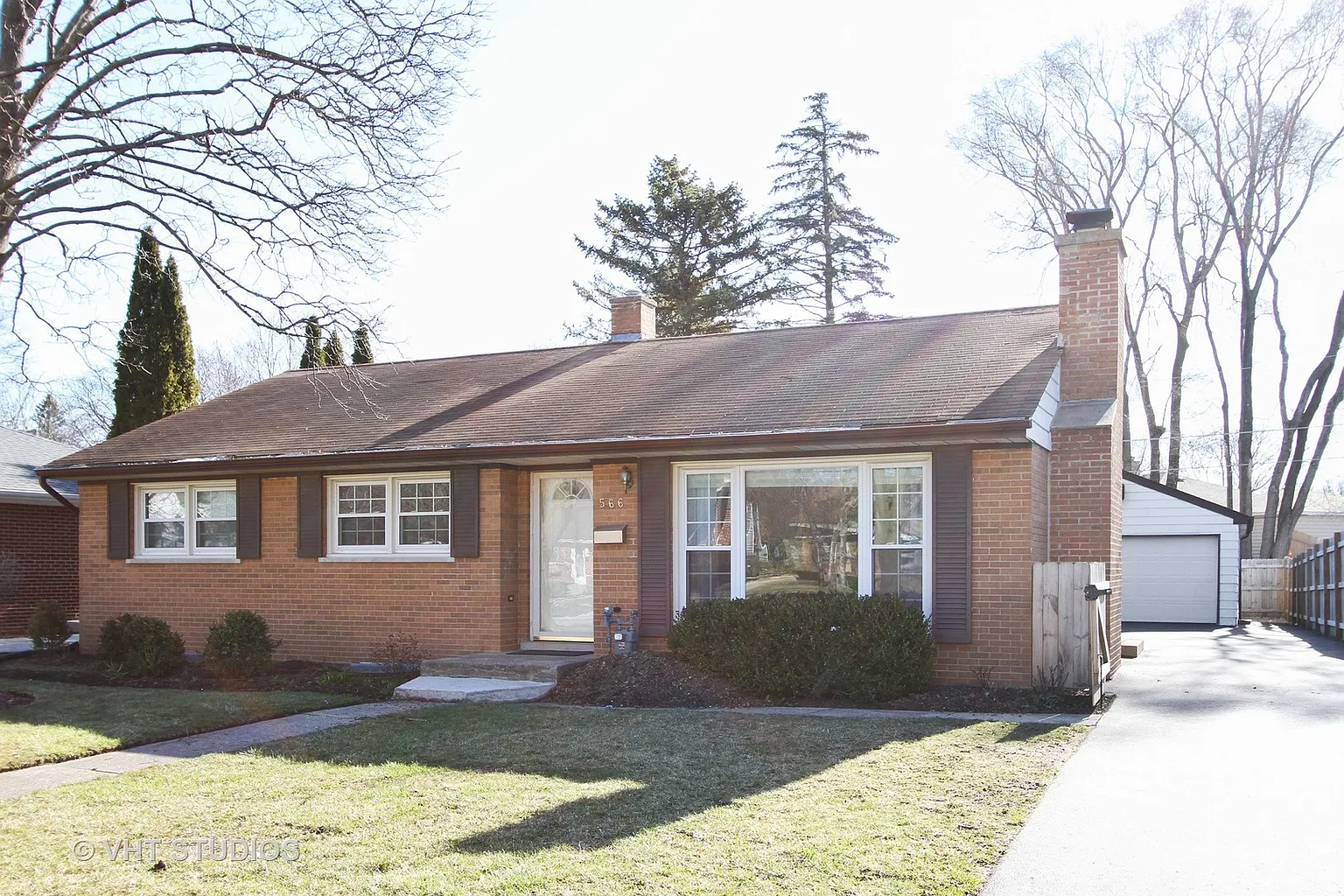 566 Drake St photo 1
