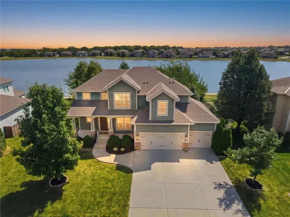 8808 SW 4th St, Blue Springs, MO 64064