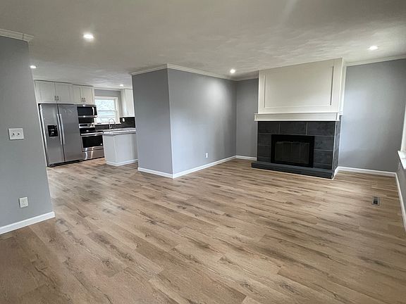 3rd image of 4 Lexington Dr