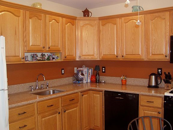 Remodeled Kitchen w Silestone Counters