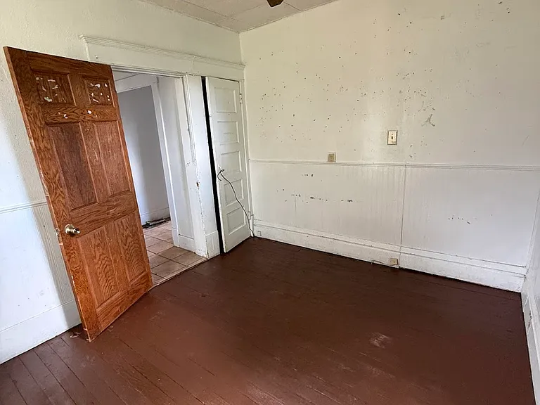 415 E Division St — Photo 12