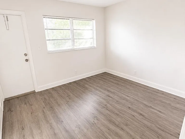 824 NE 16th St #826 — Photo 8