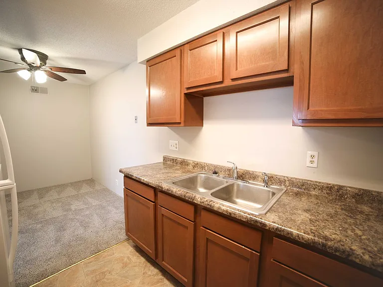 3033 W Capital Ave — Photo 9