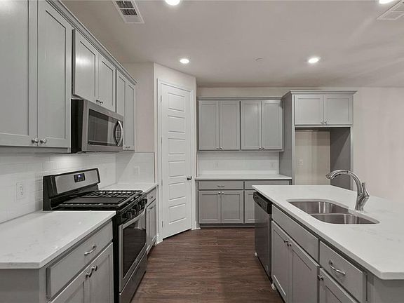4th image of 297 Ferndale St