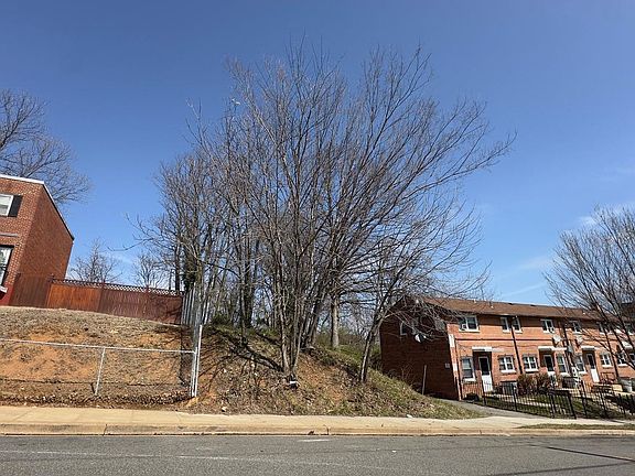2nd image of 5220 Banks Pl NE