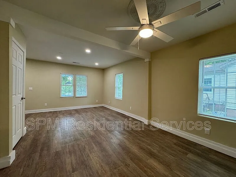 3 bed, 2.0 bath, 1044 sqft, $2,000 — Photo 4