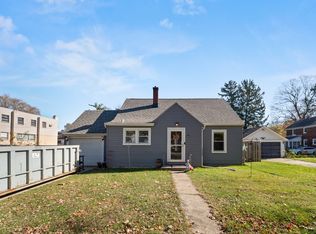 18 S Elmwood Dr, Aurora, IL 60506