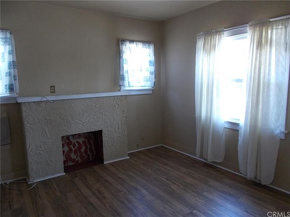4th image of 220 W Lugonia Ave