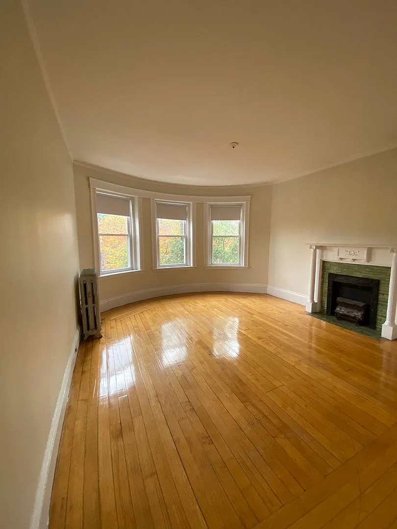 No Brokers Fee, No Security Deposit, Heat, Hot Water Included, Laundry on a Site, Parking for Rent — Photo 1