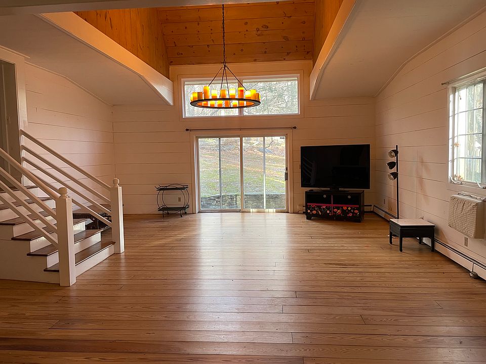 1st image of 7 Ballantine Ln