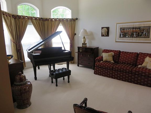 5th image of 310 Erie Cir