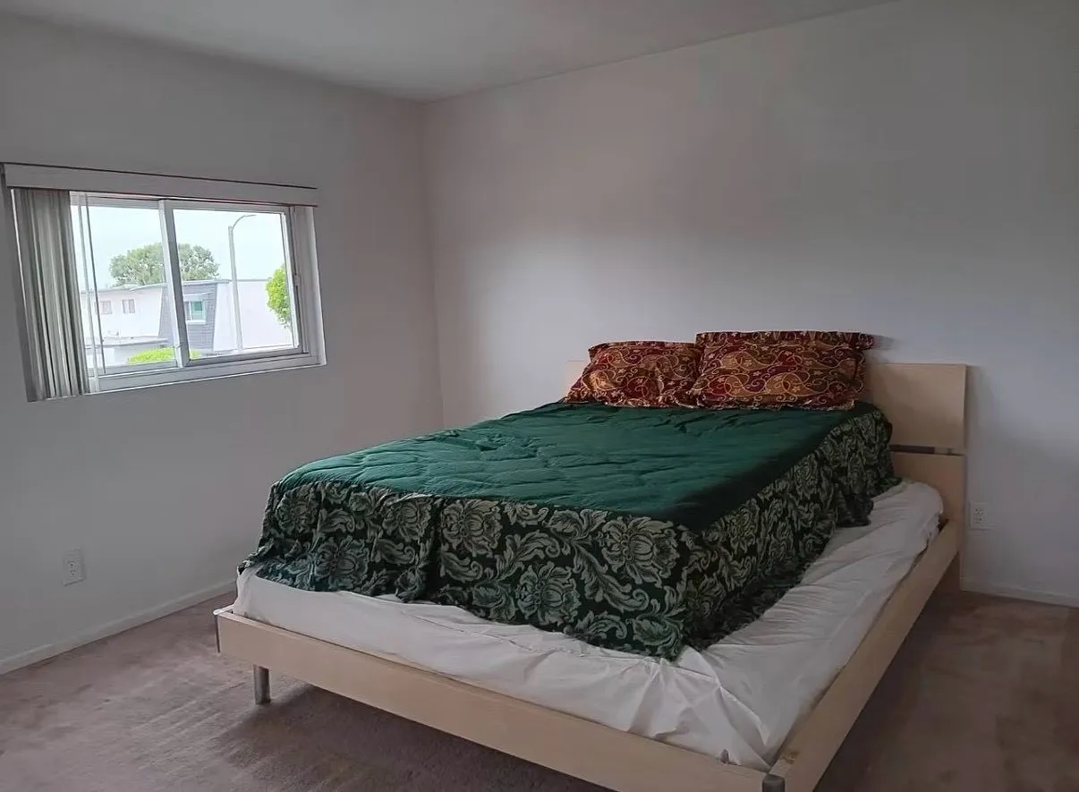 5 bed, 4000 sqft, $1,200 — Photo 1