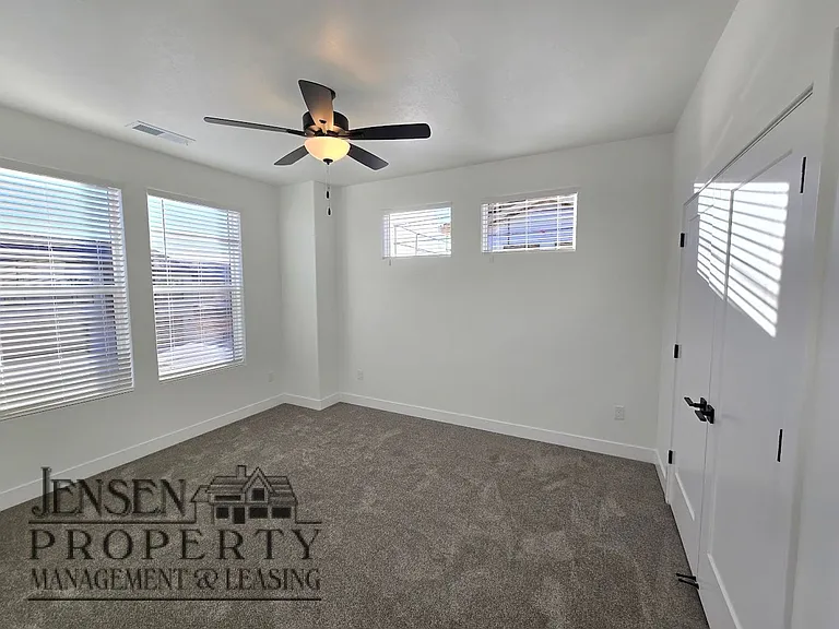 1070 W Albertine Ln — Photo 13