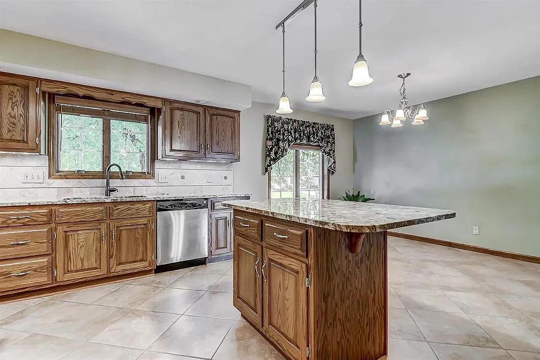 5 bed, 3.5 bath, 3449 sqft, $3,000 — Photo 4