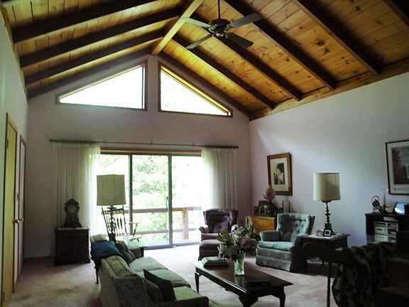 3rd image of 70 Trillium Dr