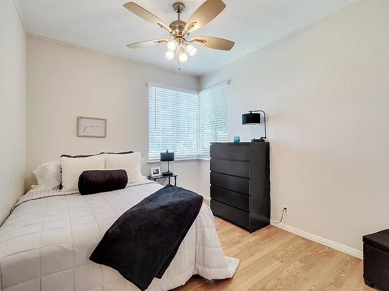 915 Tipperary Dr — Photo 8