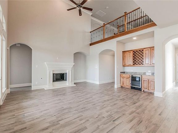 4th image of 1171 Castle Dr