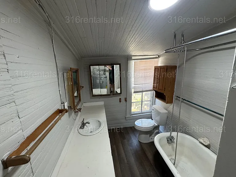 504 E 10th St — Photo 7