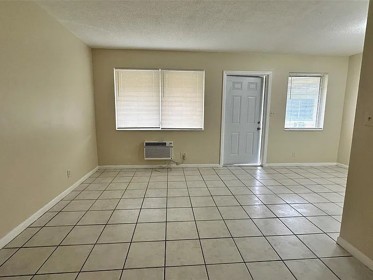 717 SE 16th St #2 — Photo 5