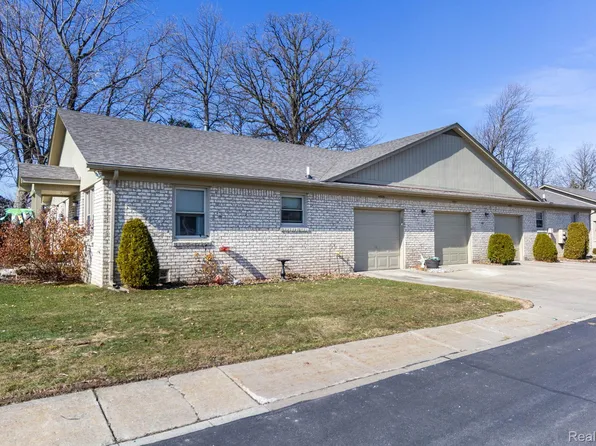 41837 King Edward Ct, Clinton Township, MI 48038