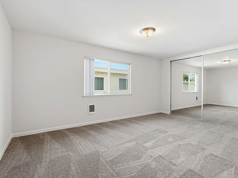 Poplar Plaza Apartments — Photo 23