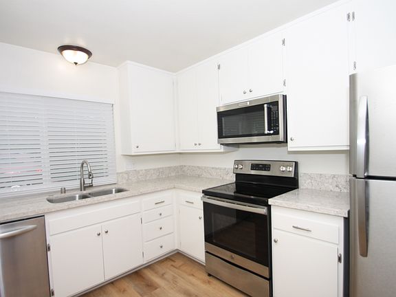 3rd image of 565 Serento Cir