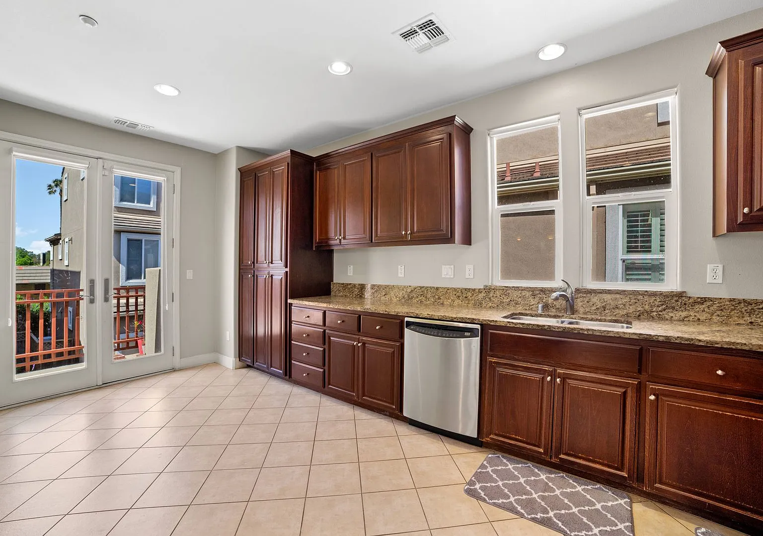 Bright & Spacious Rental Home in Prime Central Location — Photo 4