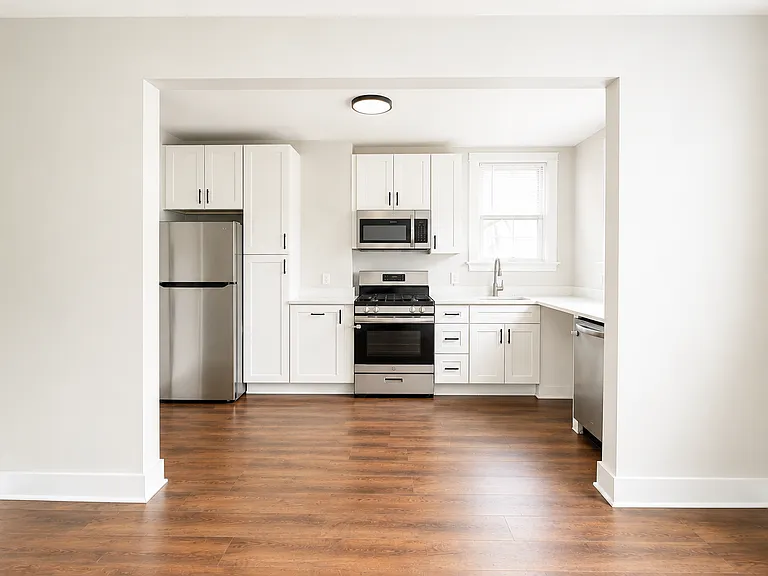 369 Gross St — Photo 2