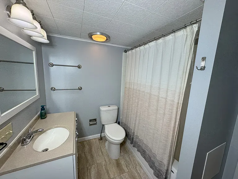 Main bath with tub