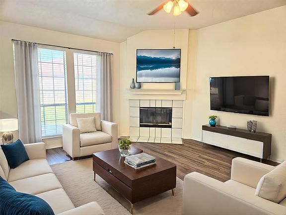 2nd image of 2918 Hollow Oak Dr
