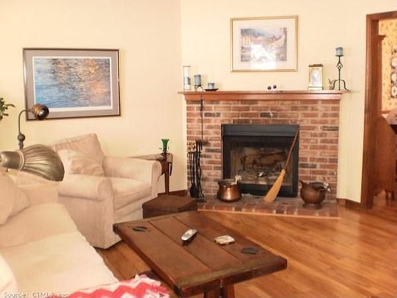 4th image of 126 Village Ln