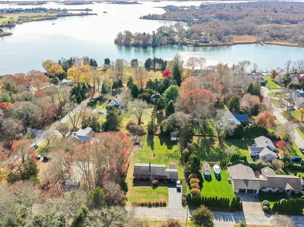 19 W Spruce St, Charlestown, RI 02813