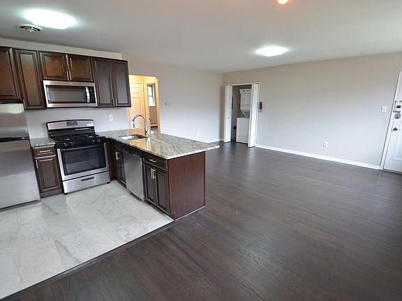 5th image of 3026 W Queen Ln