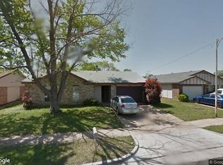 808 Sandalwood Ln, Arlington, TX 76017